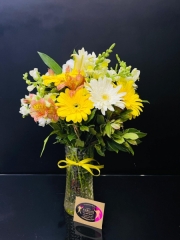 Orta Boy Sarı Tema Vazoda Karışık Çiçekler